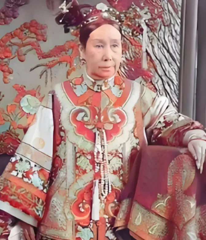 1900年，慈禧狼狈西逃住进山西首富家。临行时，慈禧让乔家借她10万两，乔致庸扑