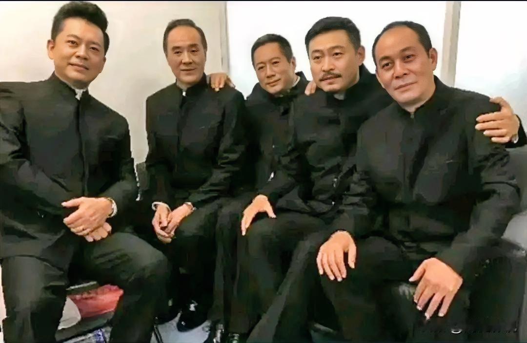 5位《亮剑》演员重聚，太难得了，如今能认得出3个的，承认你是影迷佼佼者！这是《