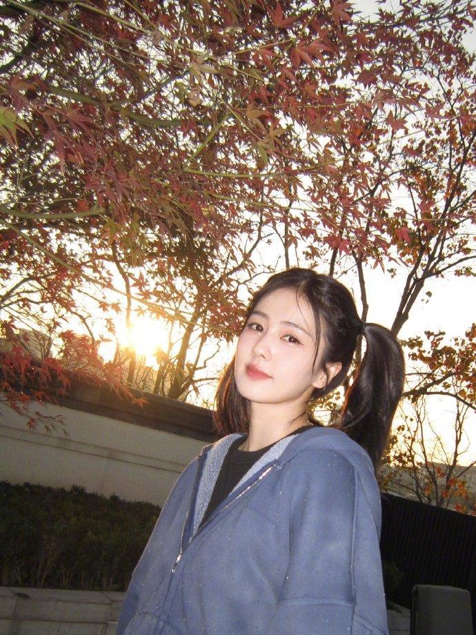 白鹿今年最后一个月晒照白鹿双马尾休闲风白鹿双马尾休闲风