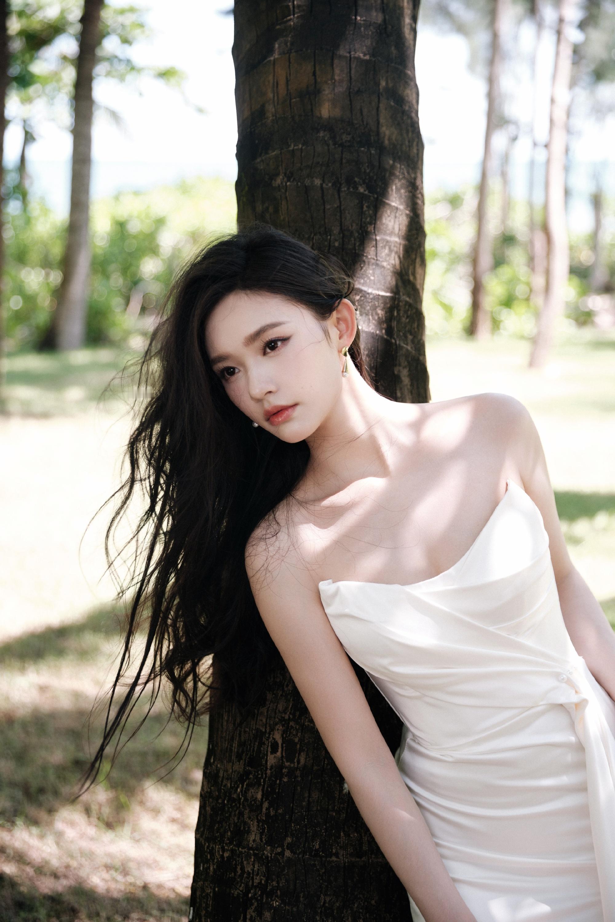 林允，清新唯美，白色很适合她