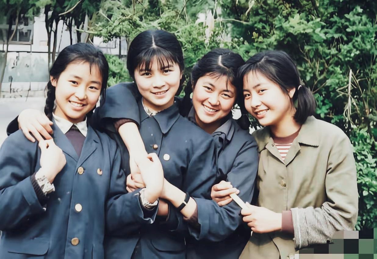 那时，四位朴素的女生一起合影。哪位是倪萍？…倪萍老照片