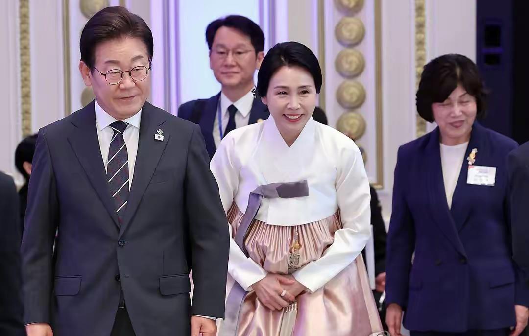 李在明举办豪华午宴，58岁金惠景穿粉色韩服惊艳亮相，比金建希还嫩！金惠景当上第
