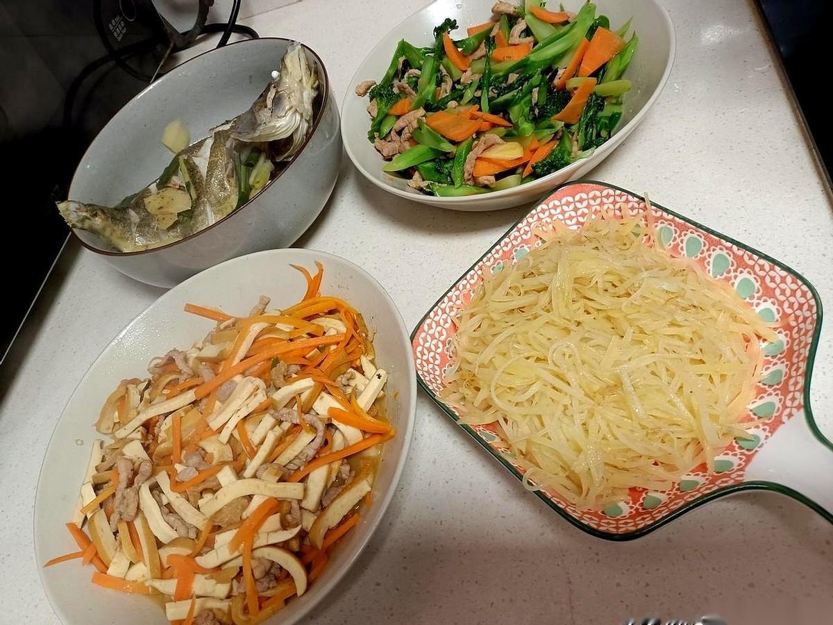 今天我们家点菜的，是个5岁的小屁孩。就她一句话，她妈，我那位老板，立马回信息说