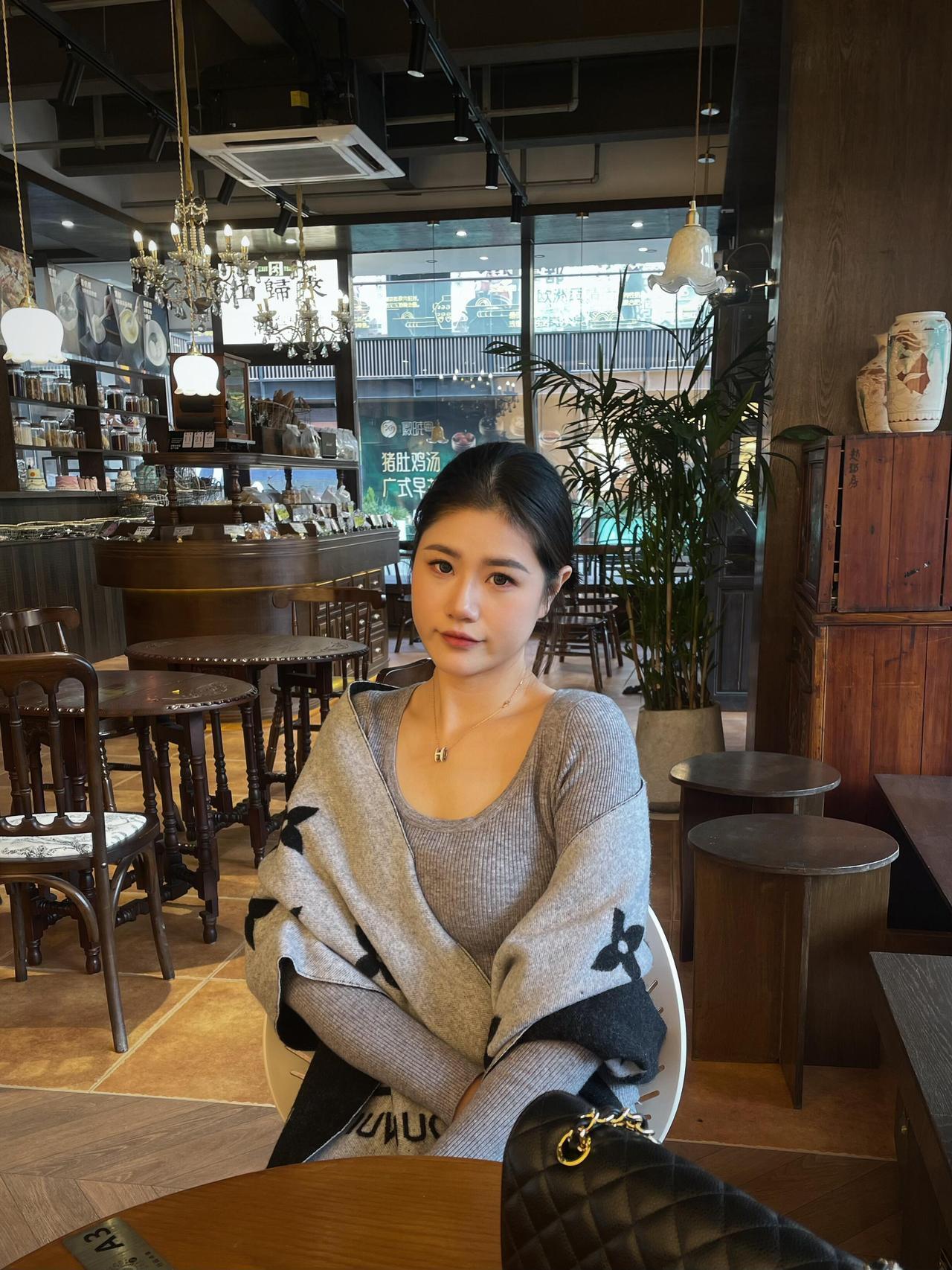 午后的咖啡馆，偶遇文艺女神！她坐在窗边，一身灰色毛衣搭配黑色围巾，简约又不失气质