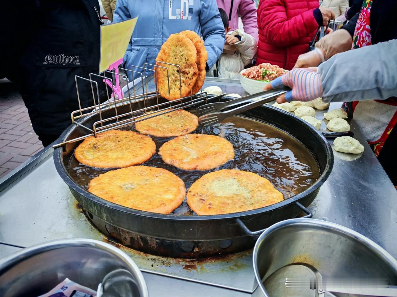 眼下，恩施、重庆等地五元一个的肉煎饼在宜昌小吃市场迅速蹿红，凭借亲民的价格和独特