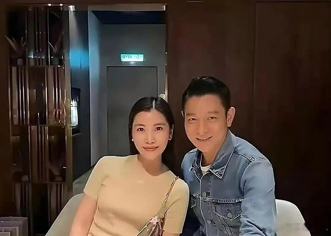 64岁的刘德华终于开始大大方方的公开自己和老婆朱丽倩的照片。