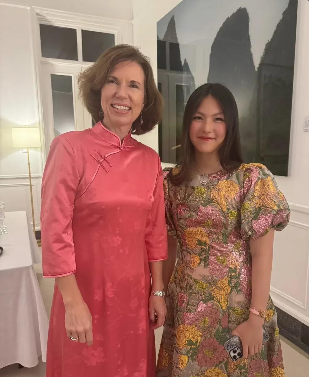 这几年李湘经常住伦敦，已经名声在外。英国驻华大使吴若兰邀请她和王诗龄参加聚会活动