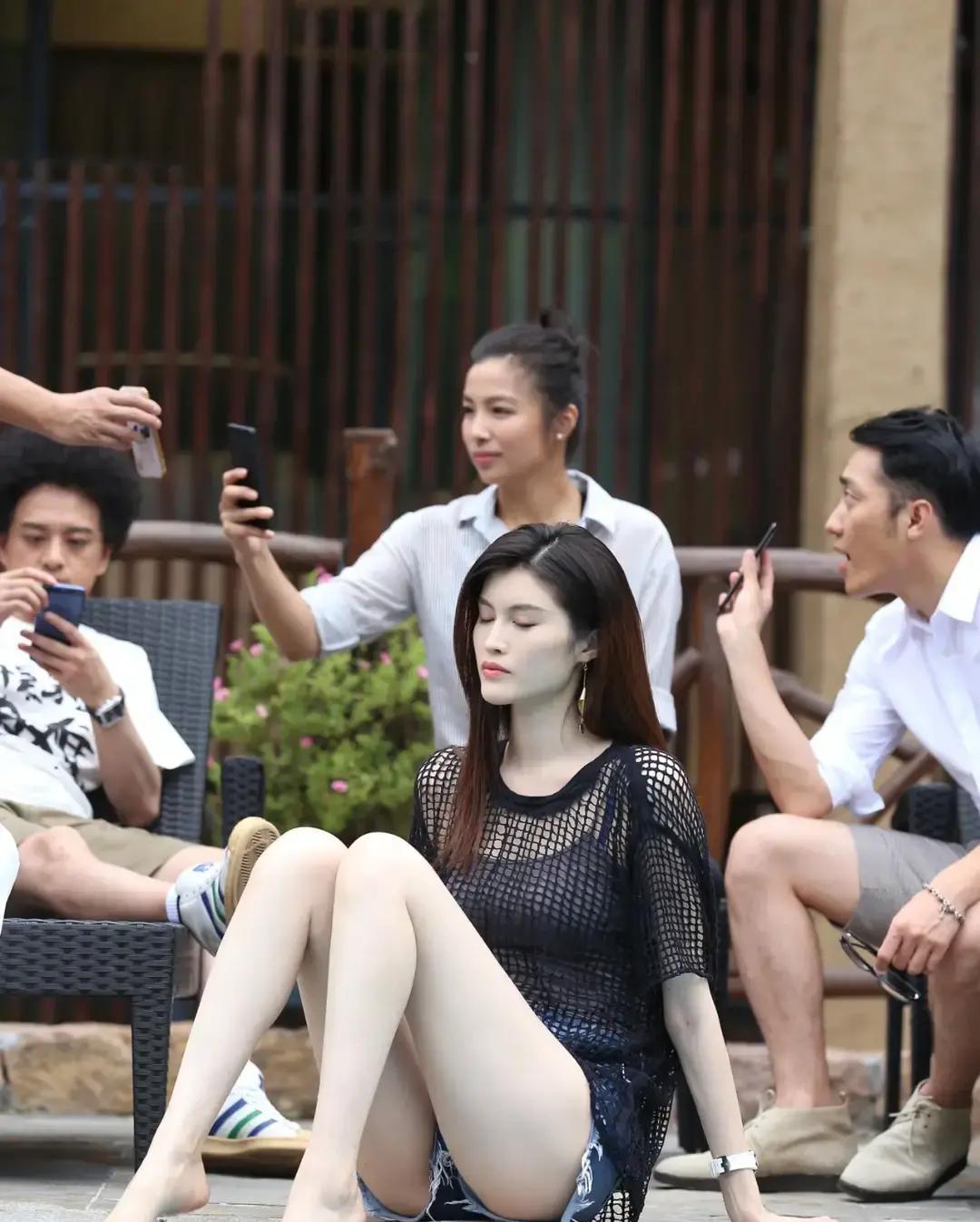 何穗的白不是天赋，是武器。摄影师说拍她得调低曝光度——冷白皮在T台上会吃光，她