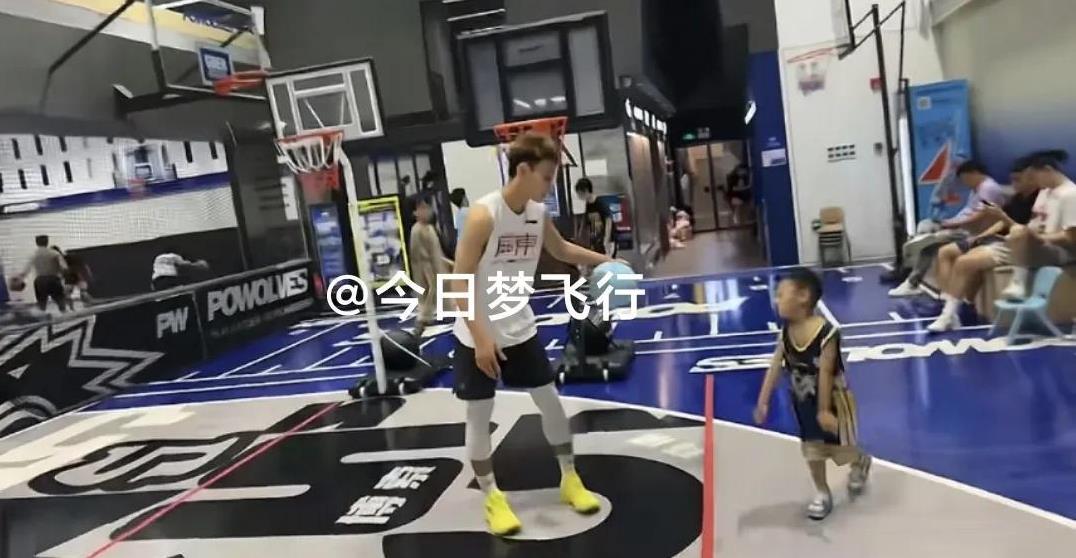 徐杰带杨bb一齐训练！广东队球员徐杰较早之前，去了深圳PVV体能训练中心训练，