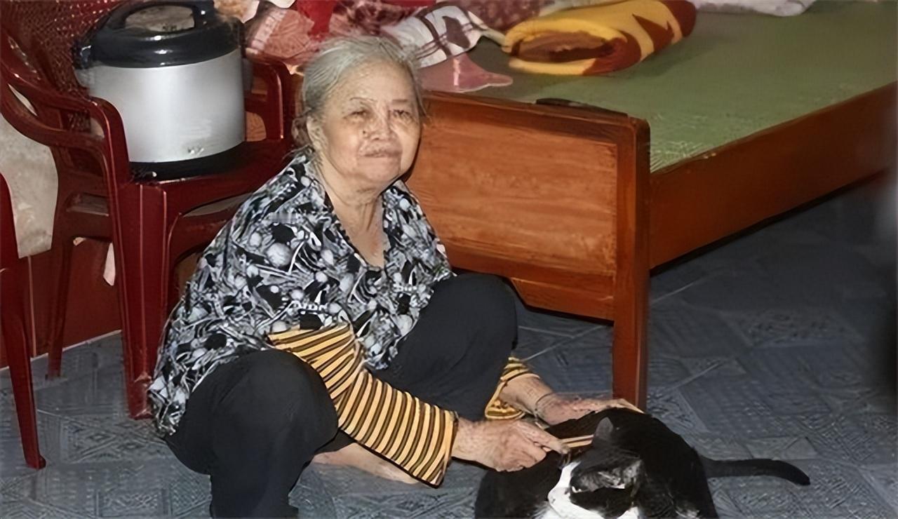 2007年，越南一妇女花15元买下一只小猫咪，结果8年后，有人出价3万5都不肯卖
