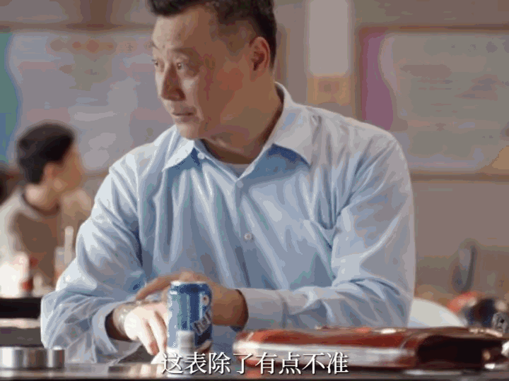 《淬火年代》柳钧结婚那天他送给了父亲一份礼物，用这个礼物换下了父亲戴了快30年的