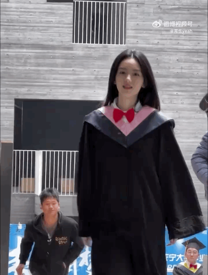 吸吸小狗萌能量周也