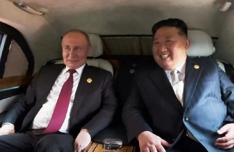 没想到朝鲜出了个战略家，这真是时势造英雄！俄朝两国领导人同乘一辆车，其脸上的笑