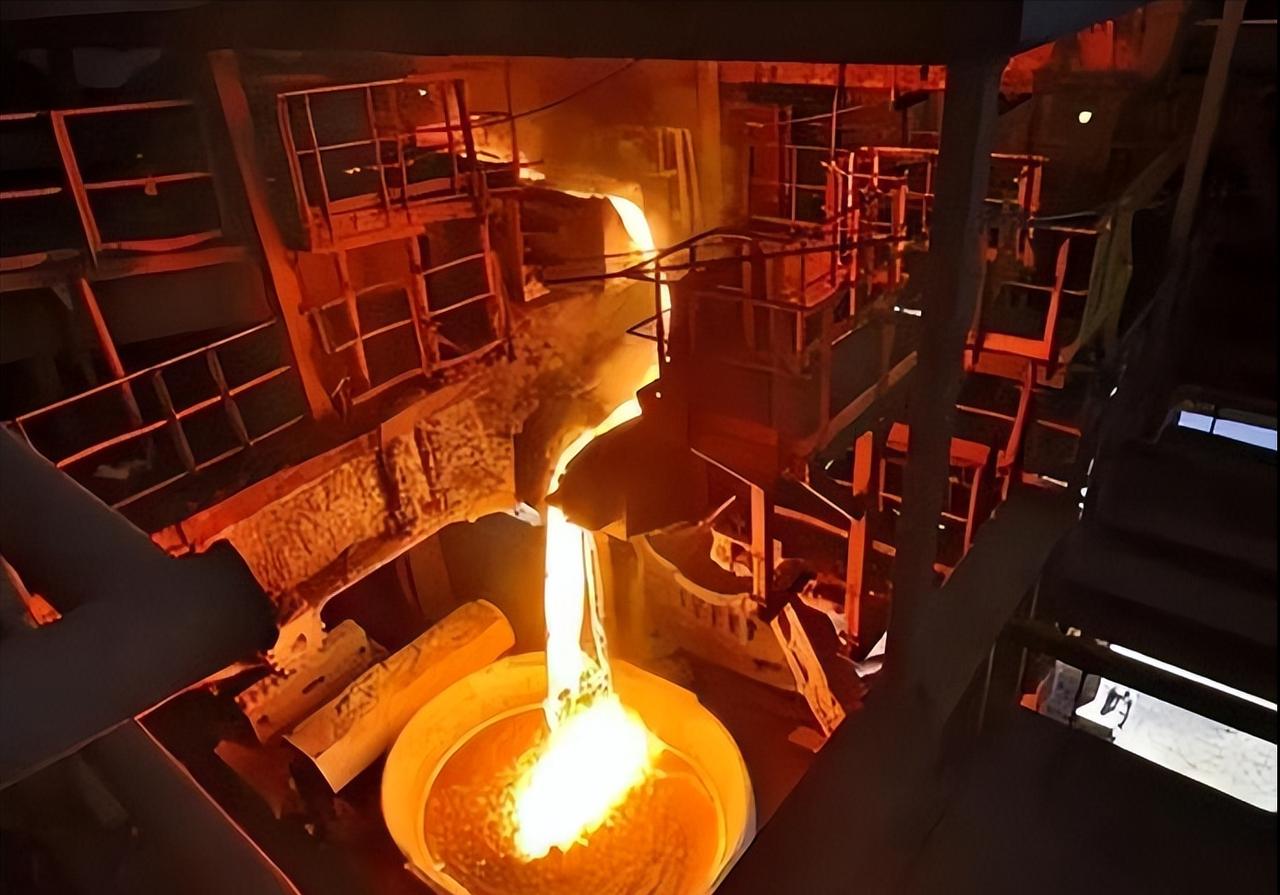 2022年，一名25岁的瑞士电工失足掉进了一个720°C的熔炉，熔化的金属瞬间没