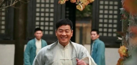 2004年，连奕名认识陈实，一个月后，两人决定结婚，拿着500w去售楼部买房，销