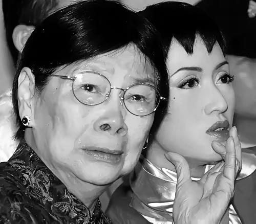 2003年，梅艳芳临终前把近2亿遗产塞进信托，每月只给嗜赌的母亲覃美金7万生活费