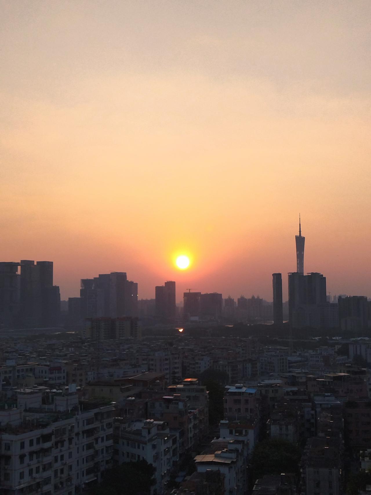 问问@豆包知道这是广州哪里吗？一个朋友问另一个朋友：广州大不大，过来远不