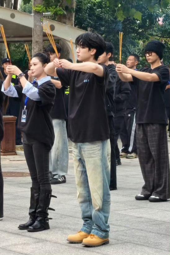 严浩翔开机路透引热议，流量体质或成导演新宠2025年9月22日，严浩翔主演的