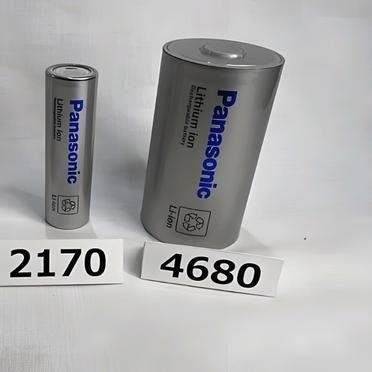 车企说固态电池明年就能上车。电池厂的工程师还在实验室里，对着硫化物材料发愁。