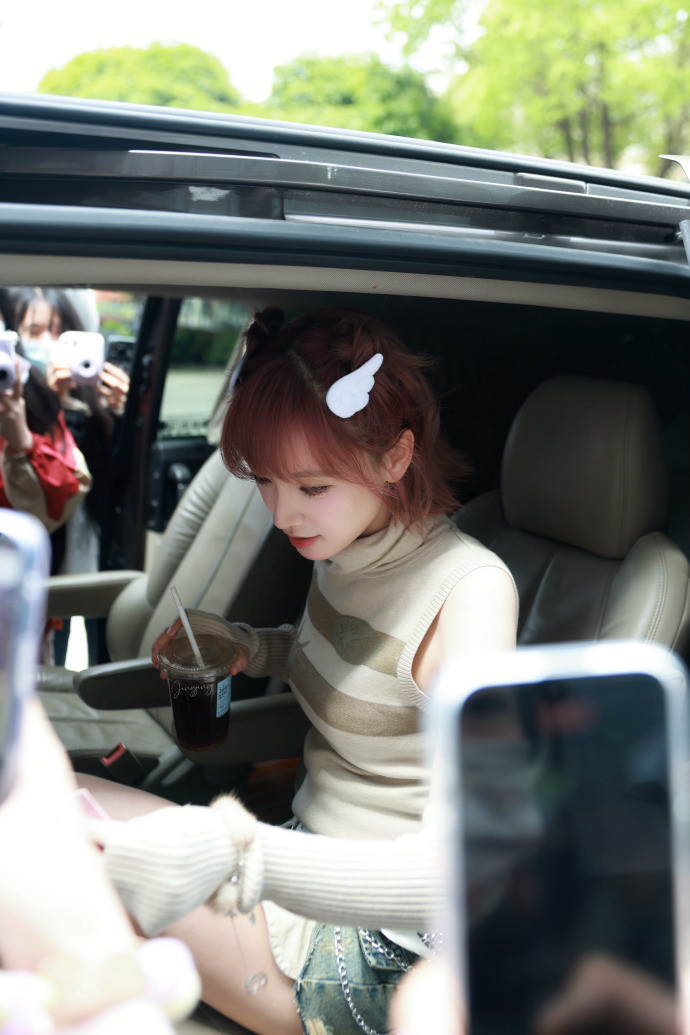 黄灿灿真人版阿尼亚黄灿灿的穿搭还挺独特的，在各位姐姐中显得特别元气！这个发色染的