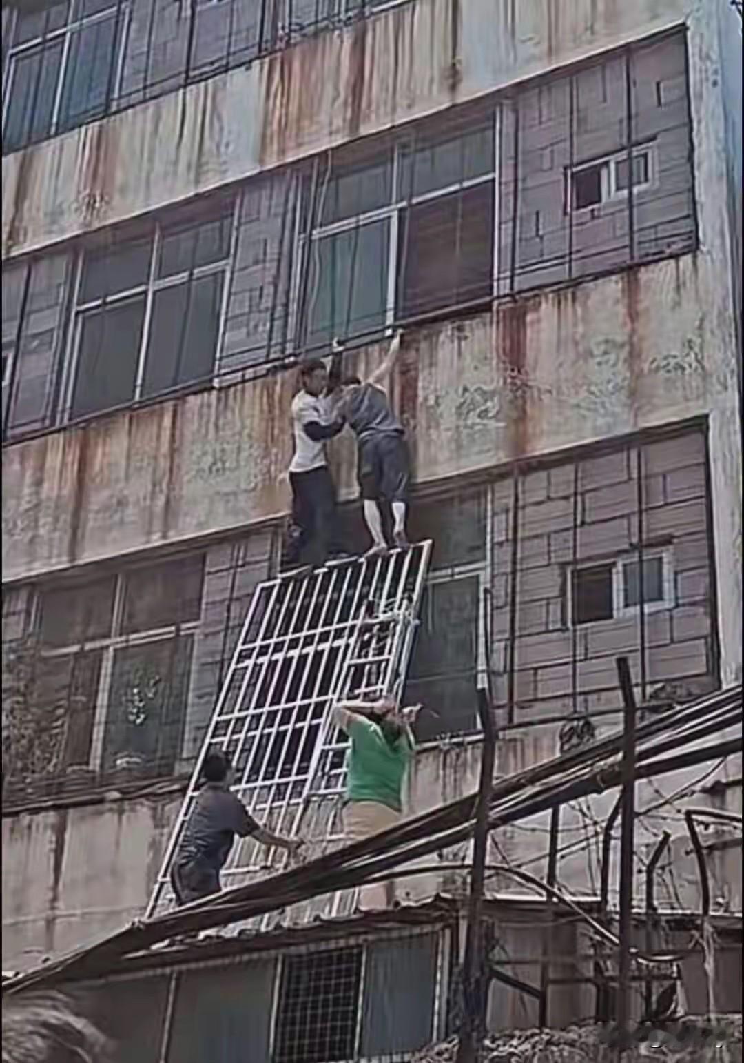 鞋厂火灾中，要感谢一位平民英雄王先生，他是一名攀岩爱好者，事发时王先生刚好路过办