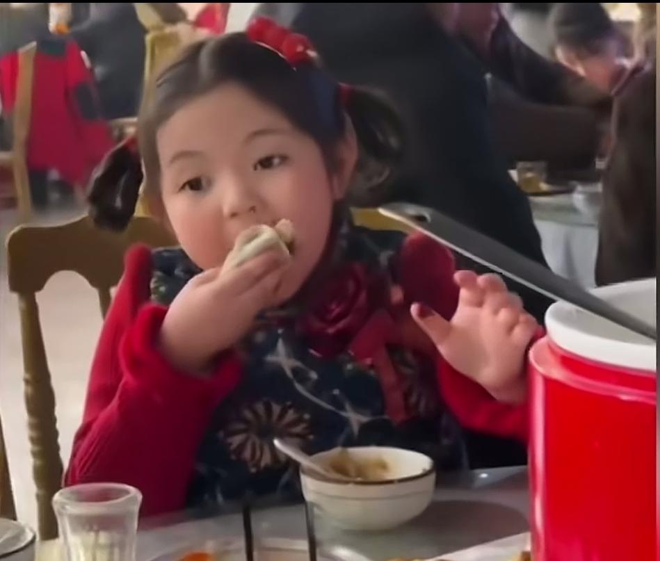 “随礼200元，吃回180元”，这话我真的信。这孩子确实太可爱了，看一次我乐一次