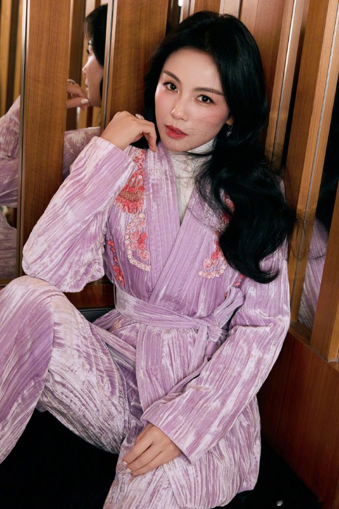 问界M9星光之夜刘涛的妆造太绝了，怎么状态这么好啊！！听说今年春晚也...