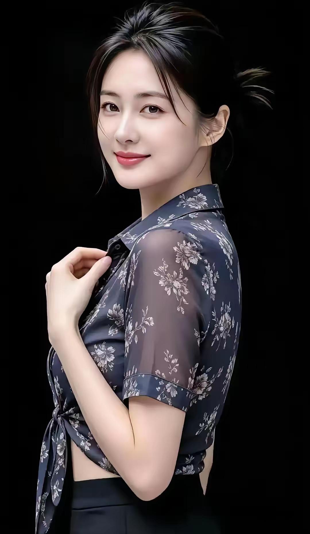 这位小姐姐穿着花衬衫，好有气质！