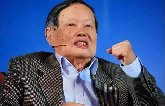 当杨振宁说《易经》毫无逻辑，他撕开的是一个民族百年阵痛；当英国学者说它超越西方哲