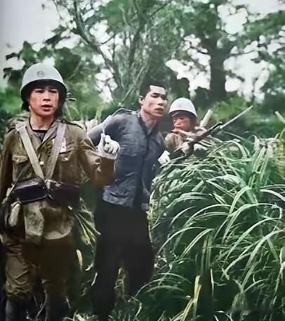 这张模糊的照片显示的是海南琼崖纵队的战士不幸落入小鬼子的手中，由随军记者拍摄，这