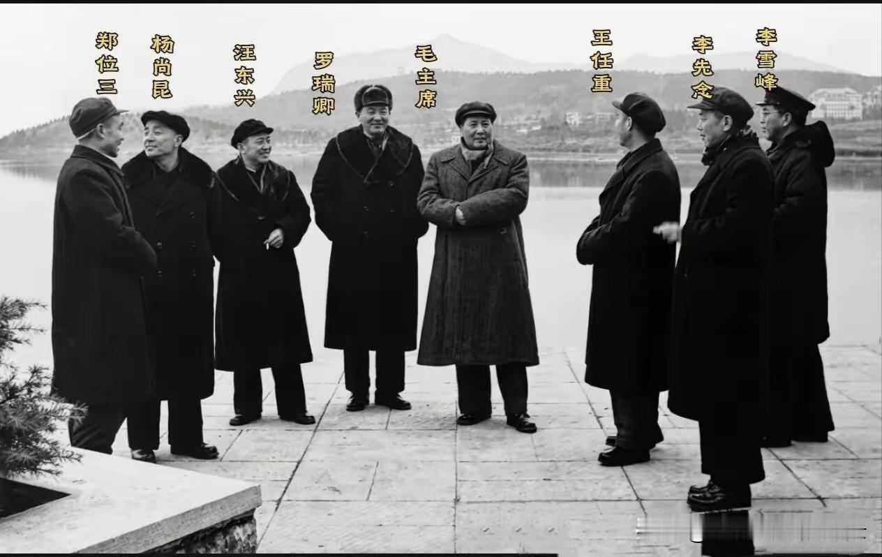 1953年2月18日上午，毛主席到武汉视察，乘木船游览武昌东湖（从梅岭下海光水榭