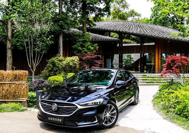 听我一句劝，老车能开就别换。现在这行情，新车都卷成麻花了，你手里那台老燃油车