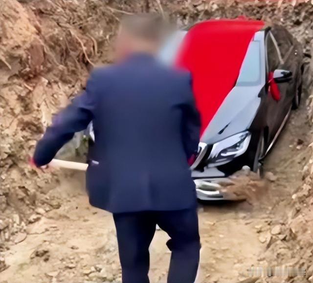 土葬百万奔驰后续：官方介入处置，主事人认错挖车，多违法点被点名近日，辽宁辽