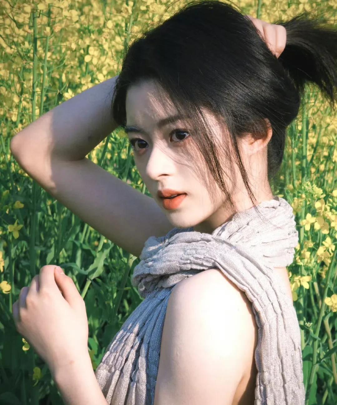 黄杨钿甜又被打脸了前一天她爸还在说耳环是假的，今天珠宝高仿人员就抓紧辟谣了，别