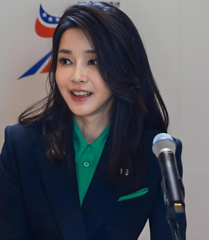 金建希终于意识到自己的靠山没了，她对韩国民众做了一个诚恳的道歉：“像我这样什么都