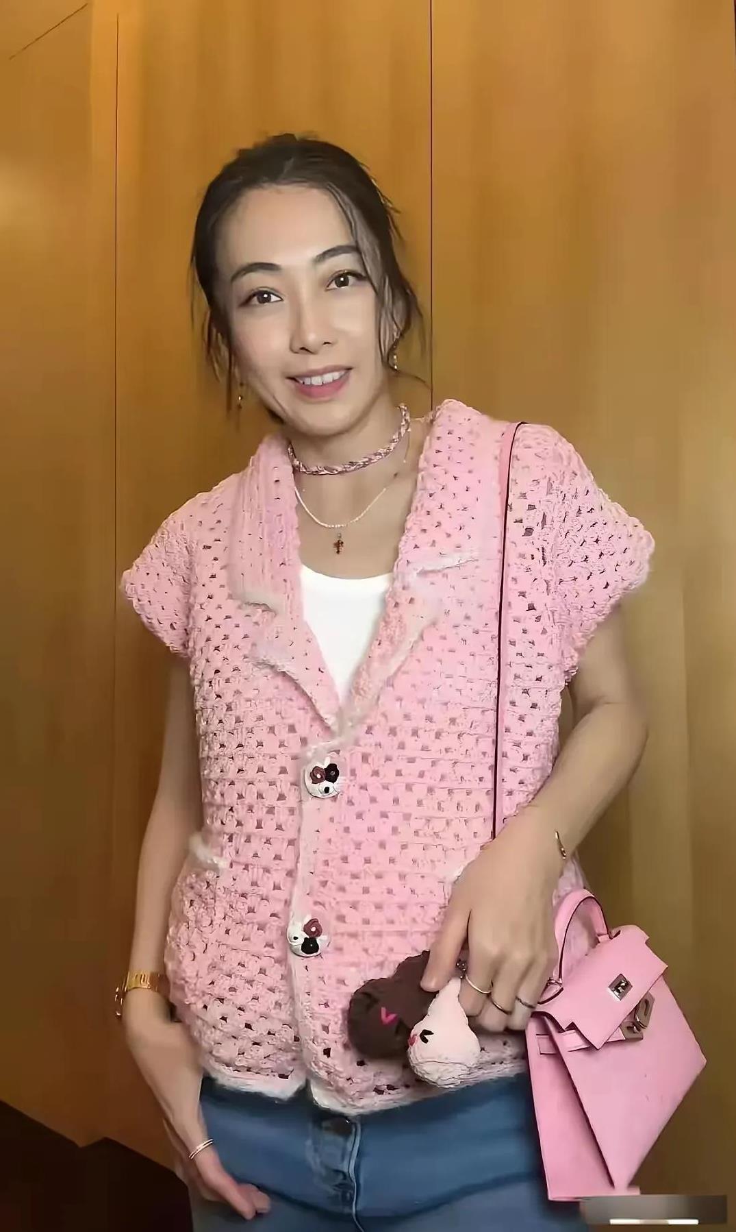 甘比，这个长相普普通通的娱乐圈记者，凭着智慧与心计一跃而起，打败大姥刘銮雄身边众