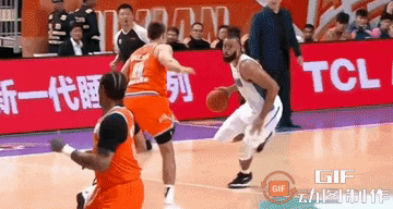 这就是大麦基！北京男篮在今晚进行的CBA常规赛中客场迎战福建男篮，凭借更胜一筹的