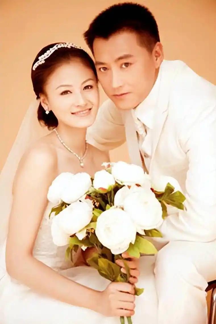 著名演员刘小锋迎娶了比她小十六岁的演员朱墨。二人在拍戏过程中互生情愫，进而结为夫