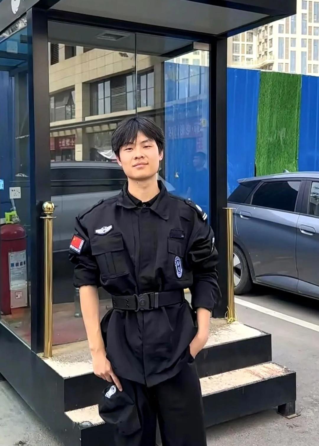 前天我们这里来了一个大专生应聘保安，小伙子长的眉清目秀，一米七的个头。大家私下议