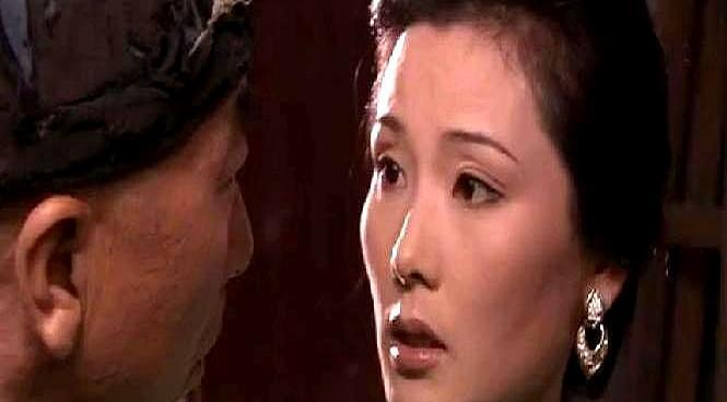 血是真的瓷片扎进肉里也是真的二十年前拍《大宅门》何赛飞在祠堂那场疯戏跪下