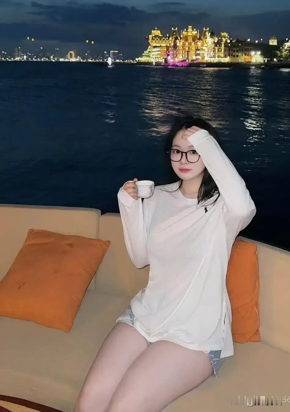 夜晚的河畔，静享一杯咖啡，感受城市的繁华与宁静。