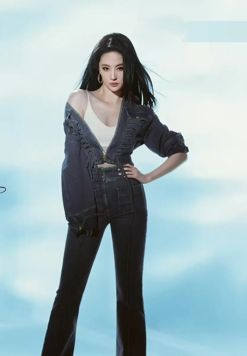 刘亦菲穿细肩带紧身衣身姿曼妙长发飘逸酷飒又性感