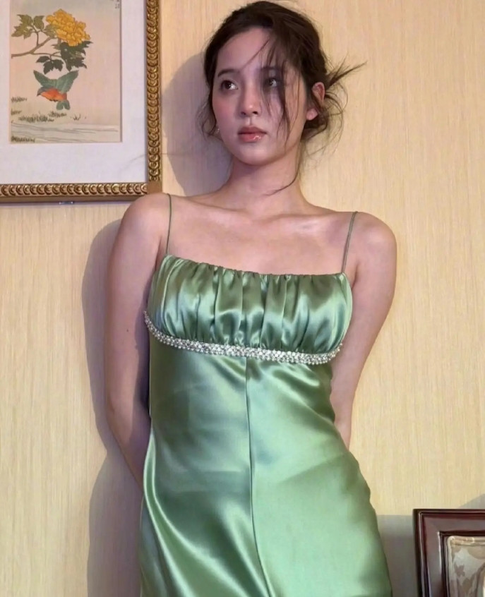 欧阳娜娜绿色长裙，你觉得怎么样？