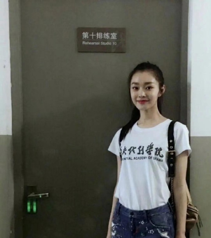 这是宋轶大学时的照片，哇塞，真好看！她每次一出现，就跟那超亮的星星似的，把好多人