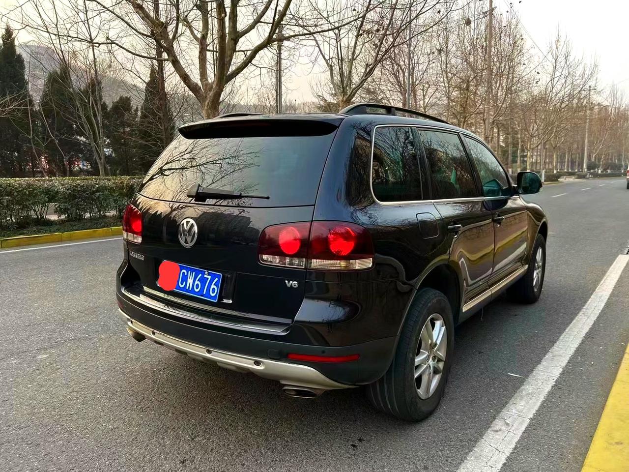 这是当年的百万豪车，大众途锐，4.2升版本的最低配也要卖到118万。如果是w12