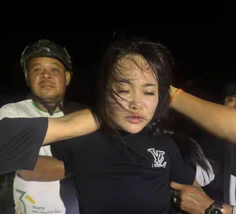 越南女子为救老公，提前四天布局。据女子交代，购枪花了1500美金。摸脸的是一名记