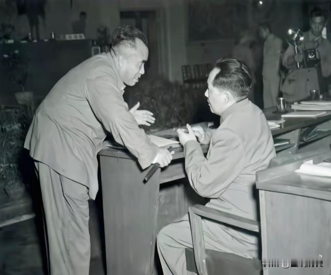 两位领袖的珍贵瞬间这张珍贵合影拍摄于1950年的一次会议中，中场休息期间，朱
