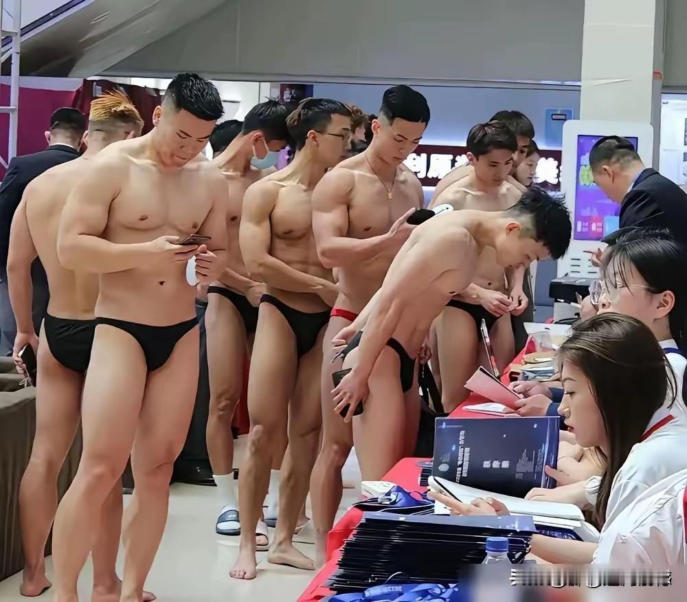 这些帅小伙，体型都非常的棒，看样子，应该都是练健美的，作为一个男子，就应该有阳刚