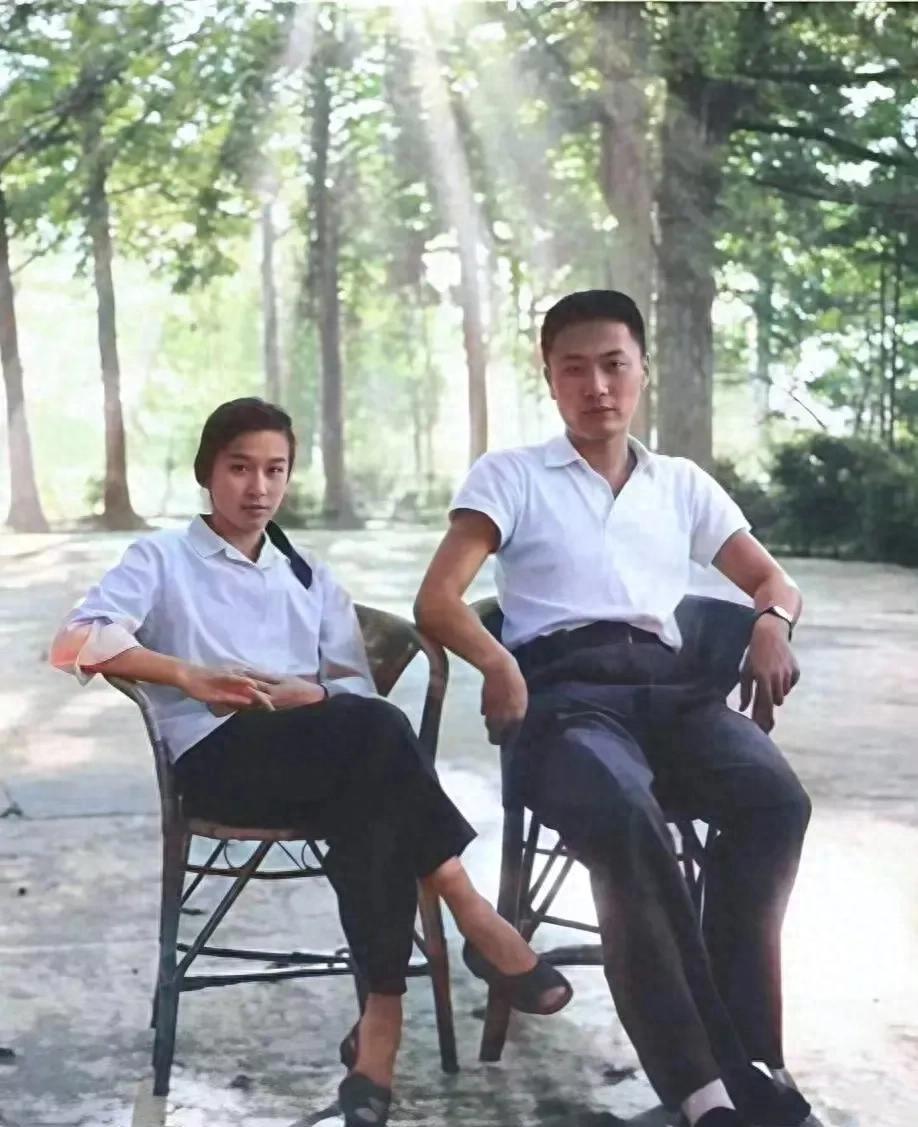 1975年陈小鲁与粟惠宁度蜜月留影曝光，男才女貌气质出众，真正门当户对的结合！