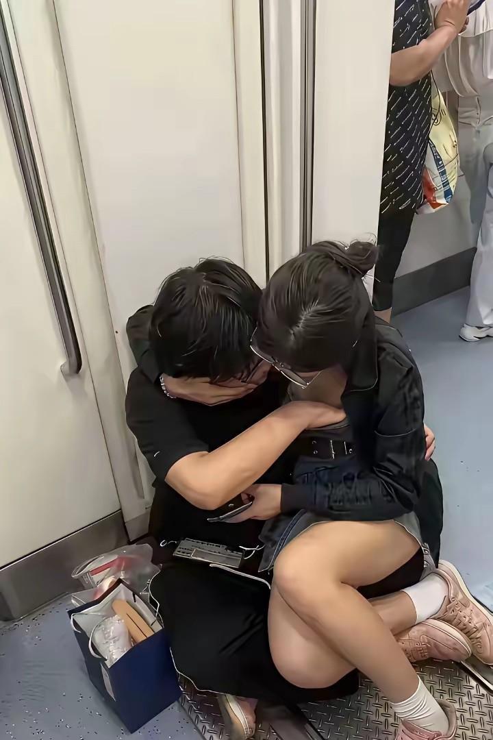 不是饿，是青春就该尽情享受！某地地铁上，一对青年男女的互动，最近引发了网友热议